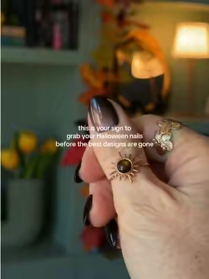 Lmao not my ring making my finger green 😂😂 #pressonnails #halloweennails #fallnails #nailinspo #glamnetic 