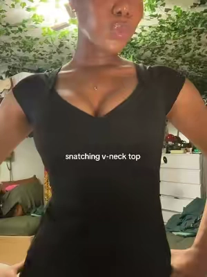 snatching v-neck top🖤 #snatched #vneck 