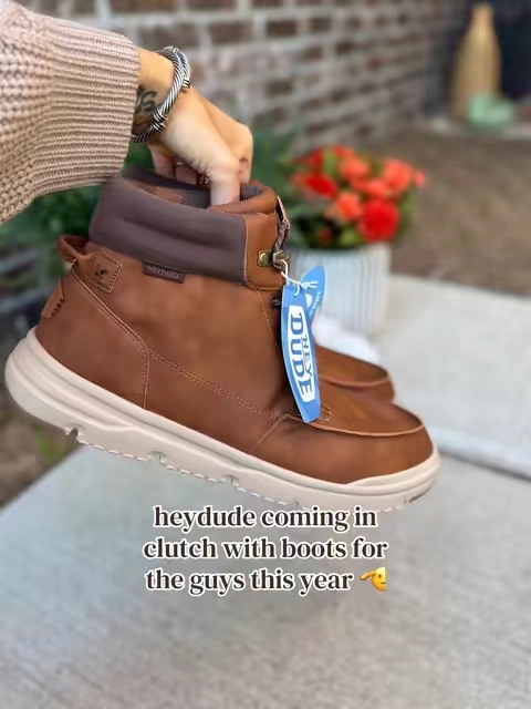 The comfort you expect from heydude, but in a boot 🙌🏼 Such a good everyday option for the guys who want something comfy without sacrificing the look. 👏🏼 #mensboots #heydudeboots #mensshoes #fallstyle #heydudenewarrivalscampaign @HeyDude 