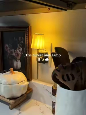 Mi cocina ahora se siente más acogedora con esta mini lámpara de enchufe 🕯️✨ #lamp #ledlight #cozyathome #homedecor #minilamp 