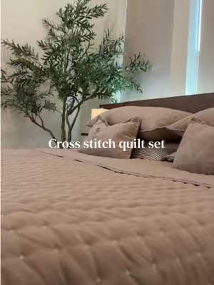 A lightweight, breathable quilt that gives you that cozy layered look without feeling too hot or heavy 🤍 #Quilt #LightweightBedding #BedroomDecor #CozyBedroom #BeddingFinds