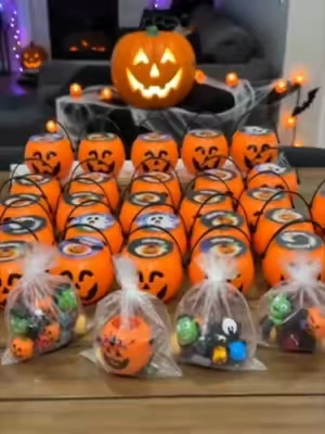 🍇 I brought a pumpkin blind box to class… and everyone wanted one 😂🎃 Nothing beats sharing a little Halloween surprise! #halloween #blindbox #studentlife #classroomfinds #spookyseason #unboxing