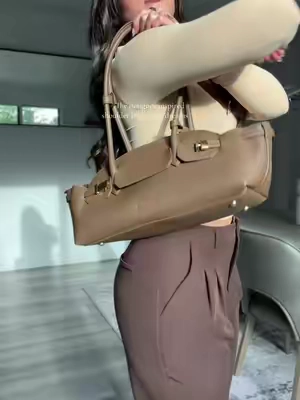 The bougiest & coolest shoulder bag! Truly a dream ✨ #fallbags #shoulderbag 