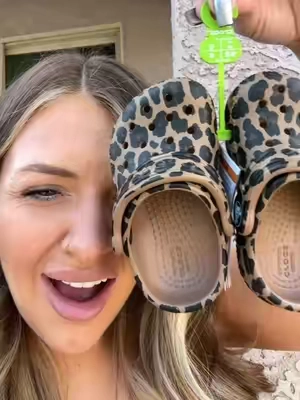 These toddler crocs are killing me 😭💖 #crocs #kidsshoes #babyshoes #toddlershoes #momfinds @Crocs 