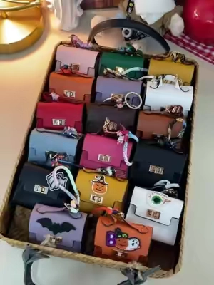 No te vayas por la típica tarjeta de regalo, esta mini bolsita con un billete es práctica, bonita y la puedes colgar en tu bolso.#Tiktokshopstockup #mothersdaygift #keychain#smallbizlove #weeklydealsn