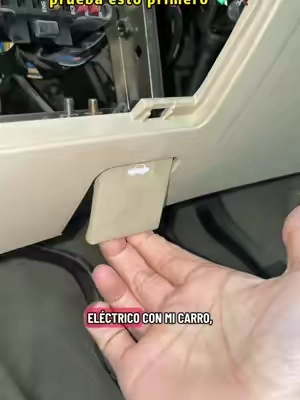 El problema de tu auto podría estar escondido en la caja de fusibles 👀🚗 #Fusibles #ProbadorDeFusibles #ReparacionDeAutos #Mecanica #Herramientas 