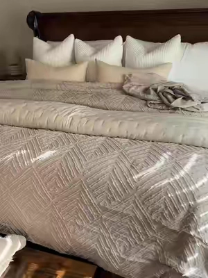 Luxury looking bed set! #bedding #oversized #luxurybedding #makeyourbed #comforterset 