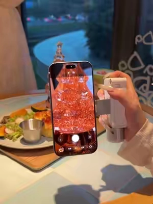 Why didn’t I find this phone mount sooner it’s such a game changer 🤯 #ContentCreatorEssentials #PhoneMount #VloggingGear #PhoneTripod