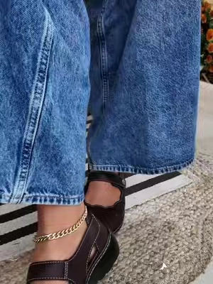 These are for the girls who love the Mary Jane trend but still want their shoes to actually be comfortable 🙌 The Clarks Cora Jane gives you that cute fall look with cushion, flexibility, and an adjustable fit. 🤎 #Clarks #MaryJaneShoes #FallShoes #ComfortableShoes #FallFashion 