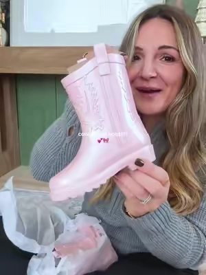 These pink cowgirl rain boots are so cute #toddlerboots #kidsboots #rainboots #cowgirlboots #girlmom 