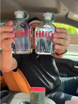 Hugo de Hugo Boss para hombre es una colonia fresca, limpia y masculina, con notas verdes y amaderadas. Aplica con una salida fresca y refrescante y luego se asienta en un aroma suave, con un toque al aire libre, fácil de usar todos los días. No es abrumadora, no es dulce solo una fragancia clásica y limpia para hombre.👨 #hugoboss #perfumetiktok #menperfume #perfume #tiktokshop 