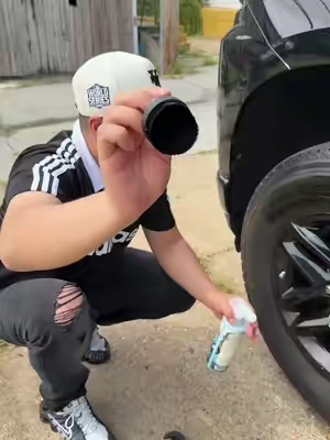Cepillo útil y práctico. Después de lavar el carro no hay nada mejor que darle brillo a las llantas y quedan como nuevas. #llantasbrillantes #tireshine #tirebrush #llantasnuevas 