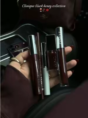 Simply stunning 🥀@Clinique Store @Clinique #blackhoneyclinique #cliniqueblackhoneylipstick #cliniquemakeup #tiktokshopblackfridaysale #tiktokshopseptemberrestock 