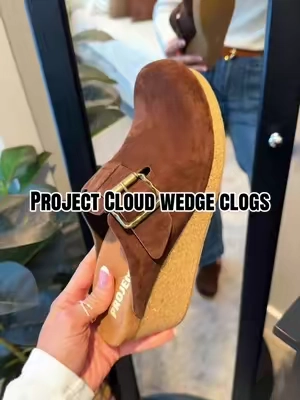 When you love the clog look, but also want a little height! 🙌🏼 @Project Cloud #wedgeclogs #comfyclogs #fallstyleinspo #projectcloud #falldealsforyou 