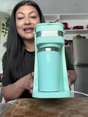 Mini cafetera Elite Cuisine con vaso para llevar ☕ Si solo preparas café para ti, esta cafetera personal ocupa poco espacio y lo sirve directo en su vaso de viaje de 14 oz. Ideal para la mañana, la oficina o una cocina pequeña. Mírala en el carrito naranja. @QVC #MiniCafetera #CafeteraPersonal #CoffeeTok #TikTokShopBlackFriday #tiktokshopstockup  @QVC 