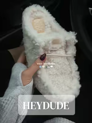 No cold feetsies here ❄️ @HeyDude #heydude #heydudeshoes #heydudeslippers #slippers #christmasgift 