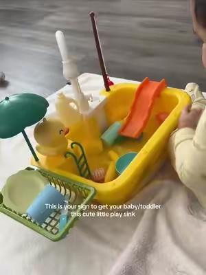 A screen free toy that will keep your baby busy 🙌🏼 #playsink #toysfortoddlers #toysforbabies #screenfreeplay #sensoryplay 