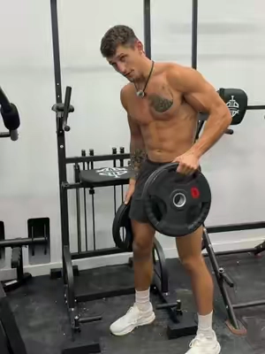 This tower helps you do more pull ups and get stronger 💪