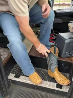 #CowboyBoots #WesternBoots #OstrichPrint 