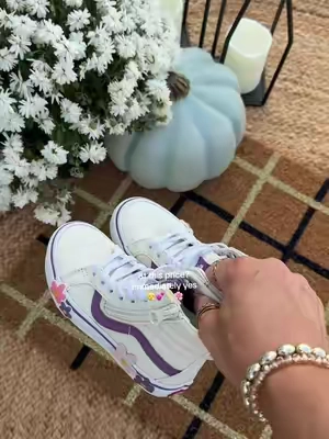 These little kids vans high tops are perfect for all the girl moms #vans #kidsshoes #girlshoes #girlmom @vans 