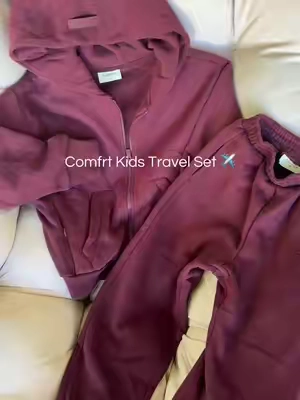 Traveling with kids? This hoodie is easy to take on & off + has extra pockets for their lil trinkets ✨ @Comfrt #comfrtkids #kidshoodie #kidstravelset #kidsfashion 
