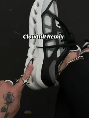 Like run bc you will not find a comfier shoe 🖤✨ @Evans Sneakers #oncloud #cloudtilt #walkingshoes #comfyshoes 