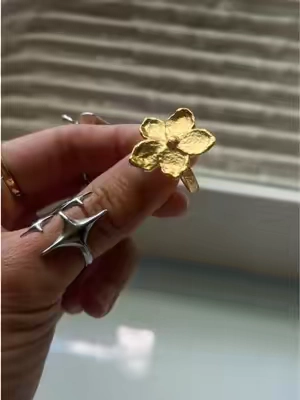 #enroute #flowerring #ringinspo #ringstack #goldring 