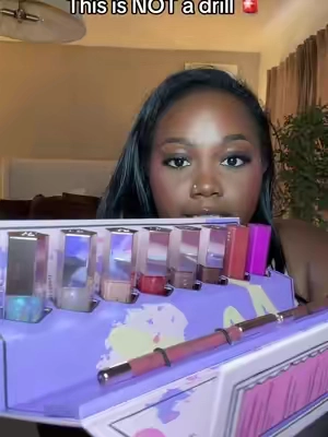 This lipgloss vault creates so many lip combos = the best gift 🎀 #lipcombo #fentybeauty #holidaygiftguide #glossbomb #giftsforher 