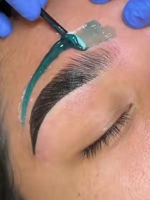 🥳💙 @Tress Wellness  — — — — — #browwax #waxing #eyebrowwax #brows #ad 