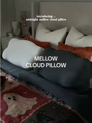 upgrade your cloud pillow with the cooling pillowcase color midnight 🖤 moody and silky cold ❄️🌑🕯️ just in time for spooky season 🎃 #mellowsleep #cloudpillow #coolingpillowcases #moodyaesthetic #spookyseason 