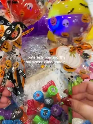 I love that you can leave the candy out for schools that have restrictions or classes with allergies; or add a couple pieces if it’s allowed! #kidshalloween #halloweengoodiebags #halloweentreatbags #halloweengifts #halloweenparty