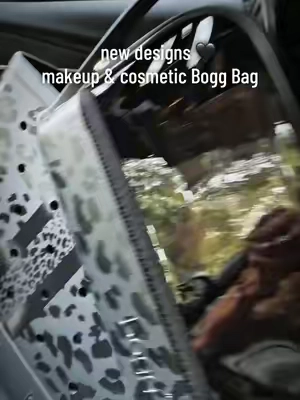 So many ways to use the beauty Bogg bag >>> makeup bag, purse, clear tote for game day, or as a smaller bag to keep your large Bogg bag organized. @BoggBags #boggbag #makeupbag #cosmeticbag #totebag 
