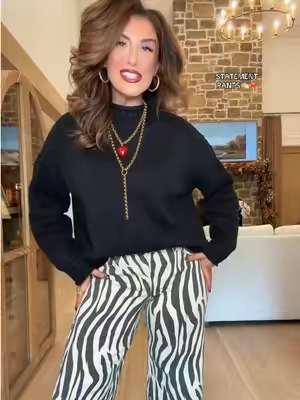 Nothing makes an outfit more fun that a good pair of statement pants! ❤️‍🔥 Also zebra is going to be the HOTTEST trend for this fall, so these are perfect. #zebraprint #widelegjeans #funoutfits 