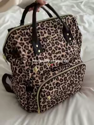 How beautiful is my new baggggg 🐆🍒 #lovevook #backpack #backtoschool #leopardprint #collegebackpack 