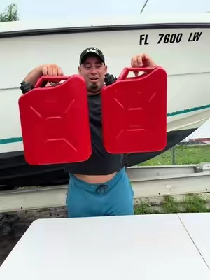 🚗⛽ ¡Ten combustible extra cuando lo necesites! Este tanque metálico VEVOR de 5.3 galones viene con boquilla y asa cómoda para facilitar el transporte y el llenado. Su construcción resistente a la corrosión y diseño a prueba de fugas lo hacen práctico para vehículos, ATV, UTV, motocicletas y emergencias. 💪#tiktokshopstockup #[toolupgrade] VEVOR Metal Fuel #GasCan #FuelContainer #GasTank      