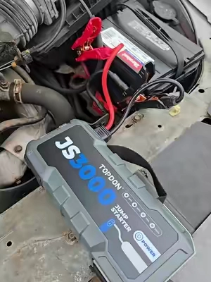 Never worry about getting stranded with a dead battery when you have the TOPDON JS3000 jump starter delivering 3000 peak amps of instant cranking power. Designed for large 9.0L gas and 7.0L diesel engines, this heavy-duty unit includes a dedicated Boost mode, ten intelligent safety protections, and a built-in LED flashlight. #carjumpstarter #autotools #carmaintenance #caraccessories #roadtripgear