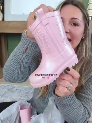These cowgirl rain boots are so darn cute #kidsboots #kidsrainboots #rainboots #girlmom 