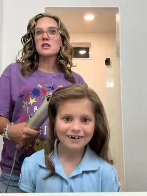 Bouncy curls in MINUTES?! 😍 This hair curler makes styling so easy, and the curls last for DAYS! Say hello to your new favorite hair tool! ✨ #HairCurler #BouncyCurls #HairTok #HairMustHaves #easyhairstyles 