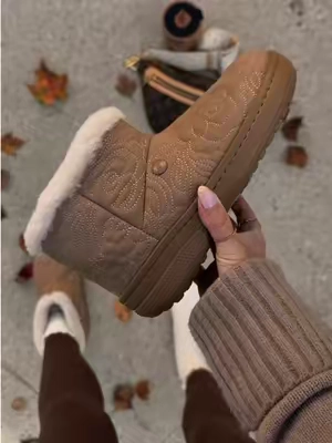 sooo much cuter in person 🤎🍂 #crocs #crocsboots #suedeboots #fuzzyboots #unfurgettableboots 
