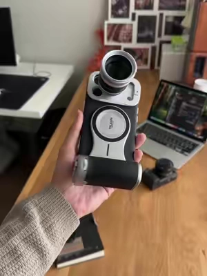 This Telesin iPhone grip makes fliming feel so much better#telesin #telesingrip #iphone18promax #iphonephotography #phoneaccessories 