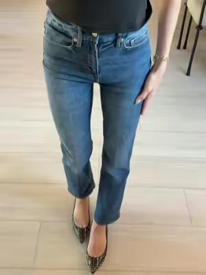 Jeans tbat move with your body up to 4 sizes sooo they'll literally always fit. These fit a size 00-4 & they also have bigger sizes!  @GOOD AMERICAN #goodamerican#goodamericanns #goodamericanalwaysfit