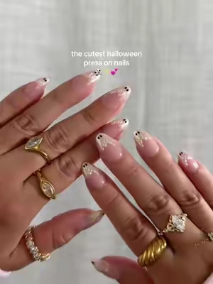 love the little ghosts 😭😍 includes nail glue, nail file & alcohol pad.  #glamnetic #pressonnails #halloweennails #spookyszn #ghostnails @Glamnetic 