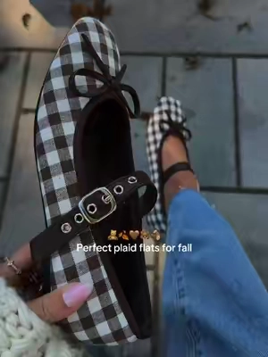 The bows are so cute! #flats #shoes #fall #fallfashion #plaid