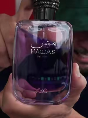 Rasasi Hawas for Men es un Eau de Parfum de 100 ml con un perfil fresco y acuático de manzana y cítricos que después gana más cuerpo con ámbar, musk y maderas. Ideal para día, clima cálido y uso diario si te gustan los perfumes frescos pero masculinos. #RasasiHawas #HawasForMen #PerfumeParaHombre #PerfumeFresco #PerfumeTok