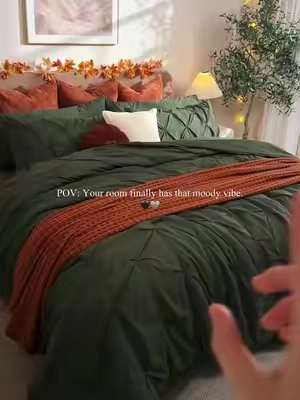 That moody fall bedroom vibe. 🍂🫒🤎 #sohochic #HomeEssentials #bedsure #bedsuregetcozy #yourcomforteryourway #christmasdecor #fallvibes #fall #autumn #fallbedding