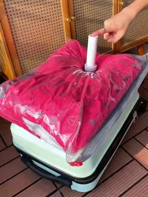 Deja de llenar tus abrigos de invierno y suéteres pesados en el armario con este conjunto de almacenamiento al vacío. Dobla, cierra, presiona el botón y mira cómo se encoge. Ahorro de espacio, sin desorden, perfecto para la familia o para viajar! 🧥 ✨ Haga clic en el enlace y empacar ahora! #WinterStorage #SpaceSaver #VacuumStorage #HomeOrganization #TrucoDeViaje