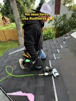 Cuida tus Rodillas antes que sea tarde🫵 #roofing #ceramics #piso #trabajador #fyp @MORALES’S ROOFING LLC @JS Mendoza502 