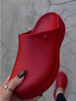 Crocs Dylan notched clogs in court red ❤️ 

#crocs #clogs #crocsnewarrivals 