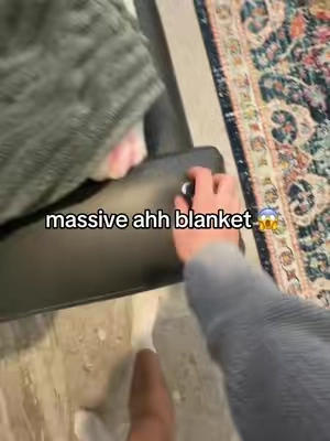 these blankets are insanely massive… #blanket #comfrt 