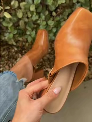 The perfect little mule for fall 🍂 These Coutgo square-toe block heels are easy to slip on, comfy to walk in, and make any outfit look instantly more put together. @Coutgo  #fallshoes #mules #sliponshoes #womensshoes #comfortableshoes 